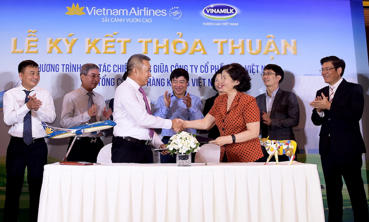 Vietnam[-]Airlines[-]và[-]Vinamilk[-]hợp[-]tác[-]chiến[-]lược[-]cùng[-]phát[-]triển[-]thương[-]hiệu[-]vươn[-]tầm[-]quốc[-]tế